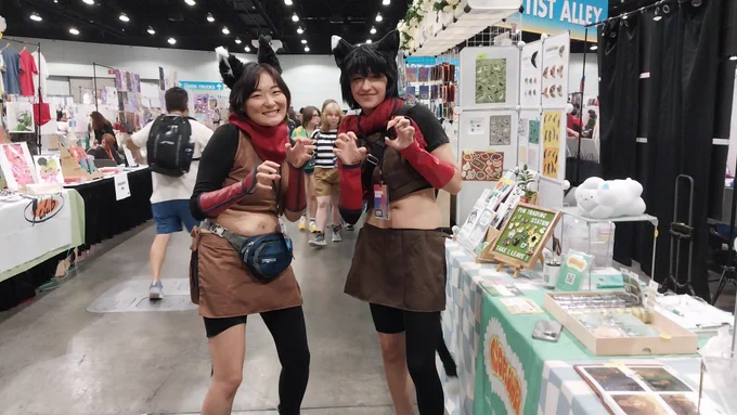 Me and another izutsumi cosplayer in the artist alley!!