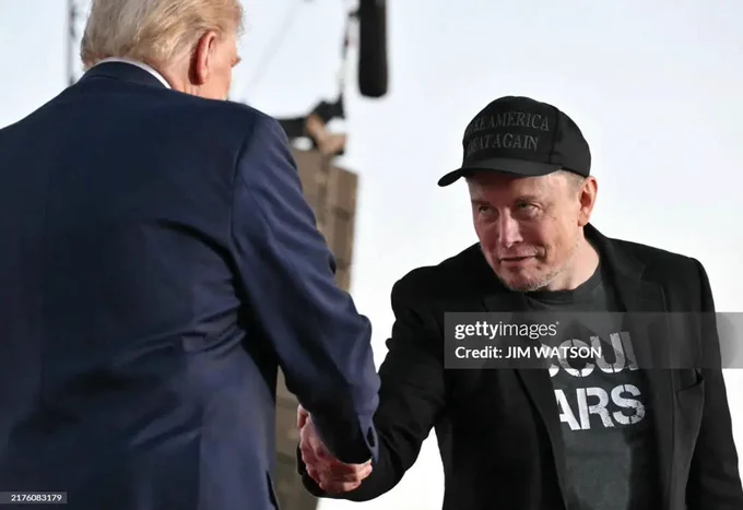 Trump und Elon Musk schütteln die Hand