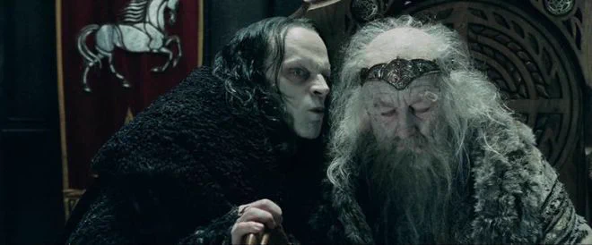 Der berater aus Herr der Ringe flüstert dem sterbenden König Dinge ins Ohr 