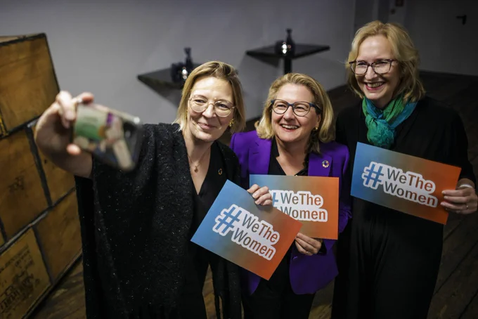 Teilnehmerinnen netzwerken beim #WeTheWomen Event vor der HSC ©Photothek/Thomas Imo