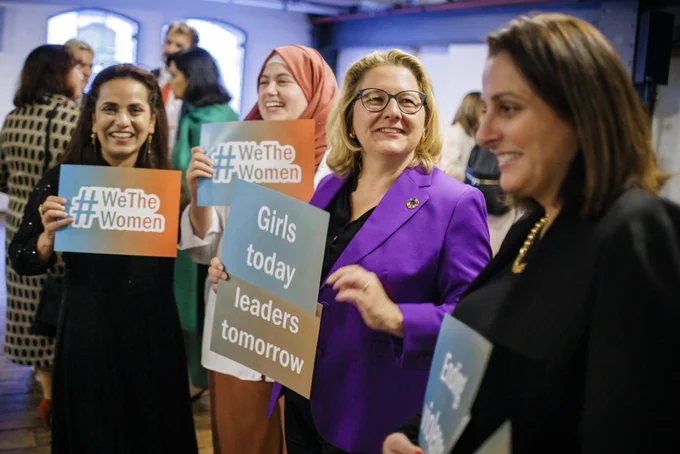 Teilnehmerinnen netzwerken beim #WeTheWomen Event vor der HSC ©Photothek/Thomas Imo