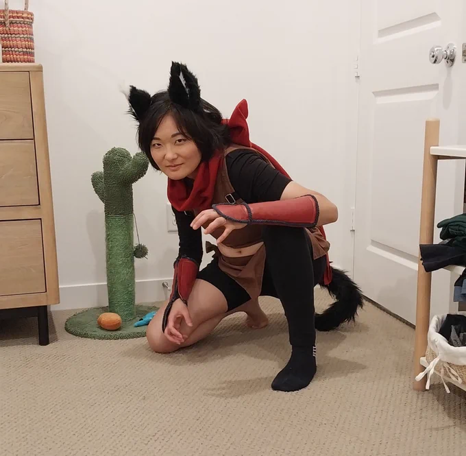 Me cosplaying as izutsumi and crouching on the ground