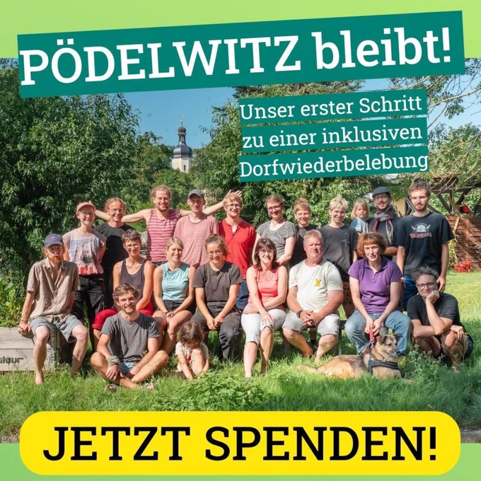 Sharepic, das ein Foto von einer Gruppe von 20 Menschen zeigt, die sich für ein Gruppenfoto aufgestellt haben. Aufschrift: "Pödelwitz bleibt! Unser erster Schritt zu einer inklusiven Dorfwiederbelebung. Jetzt spenden!"