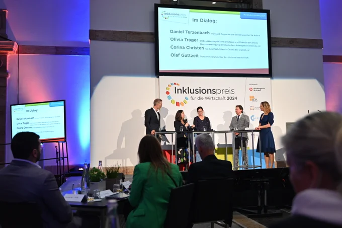 Das Foto zeigt Daniel Terzenbach, Vorstand Regionen, im Dialog beim Inklusionspreis für die deutsche Wirtschaft.