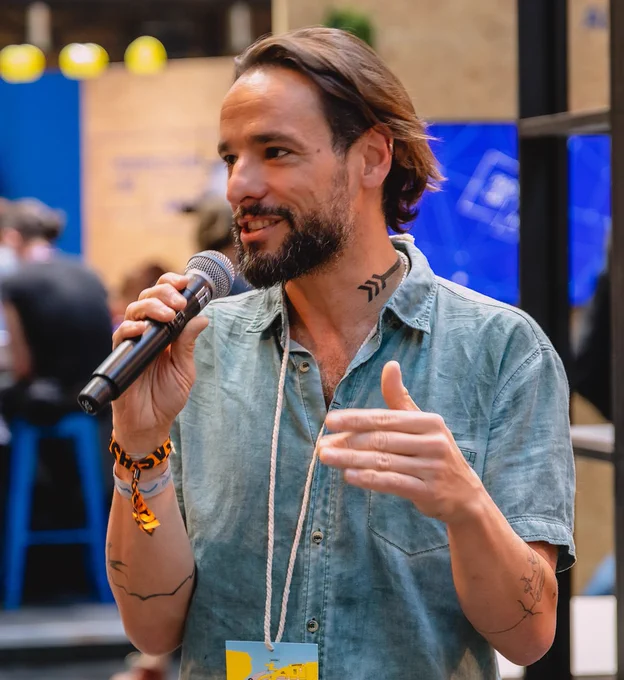 Photo of Felipe Schmidt Fonseca speaking into a microphone.