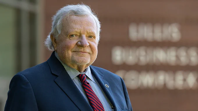 A headshot of Chuck Lillis on the UO's Eugene campus