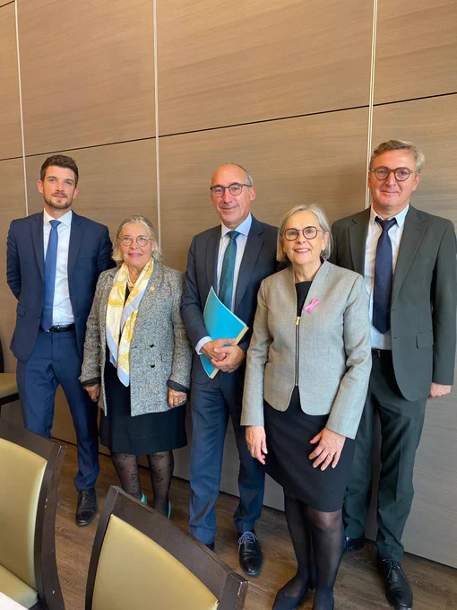 Photographie du Ministre avec les quatre députés à l'issue de la réunion.