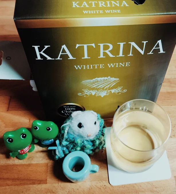 I can't live without you, KATRINA.

家族が料理用に買っているワインだけど、🐸、こっそり飲んでるw　フルーティで好き💚　フルボトル4本分でお買い得だと思う。赤も美味しい。

#MARUETSU  3L ¥1648（税込）
チリ産ぶどう100パーセント
Made from 100% Chilean wine.
#wine #tablewine 