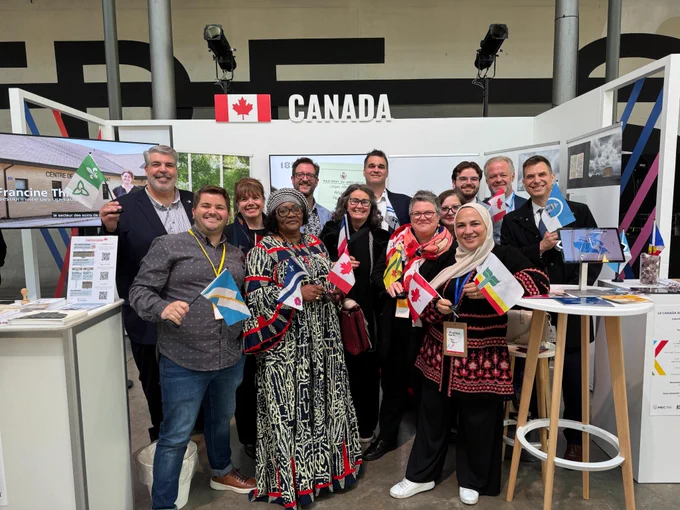 Avec la délégation officielle du premier ministre au kiosque du Canada