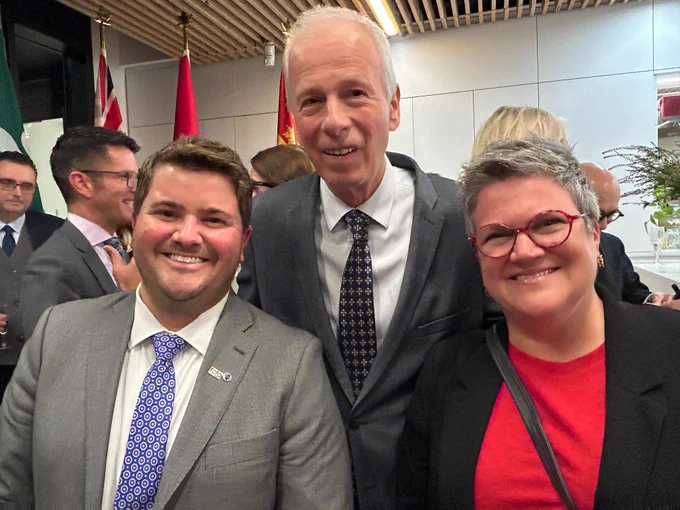 Alain Dupuis de la FCFA et Marie-Christine Morin avec Stéphane Dion, ambassadeur du Canada à Paris et initiateur du premier Plan d’action pour les langues officielles