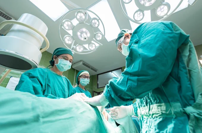 Symbolfoto, abgebildet ist eine Operation in einem Krankenhaus. Foto: Sasin Tipchai / Pixabay