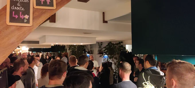 Photo de personnes lors d'un speech des organisateurs de la conférence cloud nord