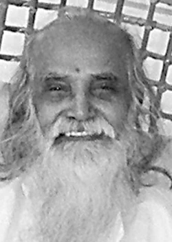 10-10-2024

அன்பர்களின் கேள்விகளும் அருள்தந்தையின் பதில்களும்

❓ கேள்வி: சுவாமிஜி! தற்கால விஞ்ஞானிகளால் இன்று கண்டுபிடிக்கப்படும் இயற்கை இரகசியங்களை, அன்று கருவி, ஆராய்ச்சிக்கூடம் இன்றி சித்தர்கள் எவ்வாறு உணர்ந்தார்கள்?

✅ பதில்: இன்றுவரை கண்ட விஞ்ஞானம் அனைத்தும் மனித உடலுக்குள் நடைபெறும் அதிசயங்களுக்கு அப்பாற்பட்டதல்ல. சுத்த வெளியிலிருந்து பரமாணுக்கள் தோன்றின. பரமாணுக்களின் சேர்க்கையால் பஞ்சபூதங்கள் ஏற்பட்டன. நீர், நெருப்பு, காற்று என்ற நான்கு பூதங்களுடன் விண் என்ற ஐந்தாவது பூதமான உயிர்ச்சக்தி சுழலும் பொழுது, அதன் தடை உணர்தலாக உணர்ச்சி நிலை பெற்று, ஓரறிவு முதற்கொண்டு தொடங்கிய பரிணாமத்தின் உச்சமாக வந்த ஆற்றிவு பெற்றவன்தான் மனிதன்.

இந்த மனித உடலிலே உடல், உயிர், ஜீவகாந்தம், மனம் என்ற நான்கும் சேர்ந்து இயங்கும் போது ஏற்படக் கூடிய இரசாயன இயக்கம், மின்சார இயக்கம், காந்த இயக்கம் இவற்றைக் கடந்து இப்பிரபஞ்சம் முழுவதும் நடைபெறக் கூடிய இயக்கங்கள் வேறெதுவும் இல்லை.

இந்த உடலில் நடைபெறாத இரகசியத்தை இதுவரை எந்த விஞ்ஞானமும் கண்டுபிடிக்கவில்லை. கண்டுபிடிக்கவும் இயலாது.

அத்தகையமுறையில் பரிணாமத்தின் 
