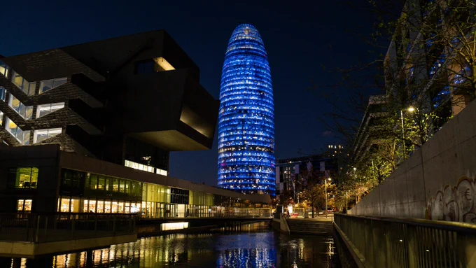 Iluminación de la Torre Glòries per l’America’s Cup Barcelona
