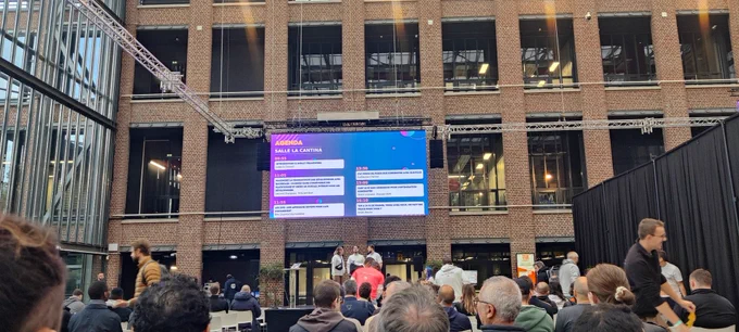 Photo dans l'atrium d'euratechnologie de l'écran montrant l'agenda de la journée 