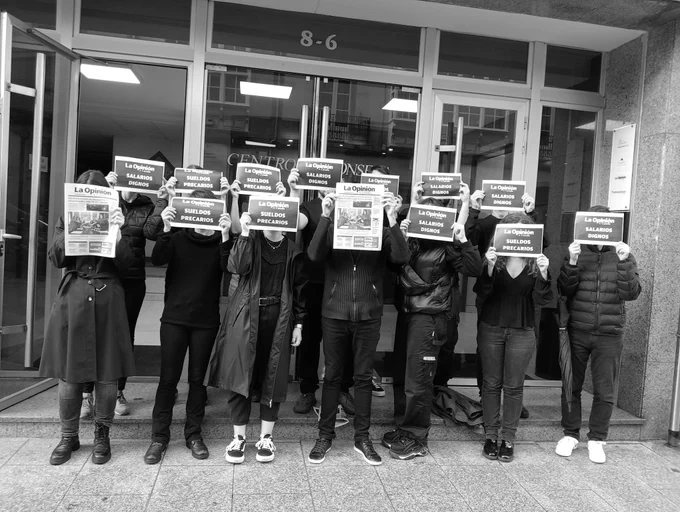 Mércores negro na sede de 'La Opinión A Coruña' (Foto: Asemblea de traballadoras e traballadores de 'La Opinión A Coruña')