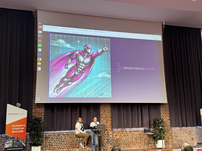 Elisa on stage pour son talk sur DependencyTrack