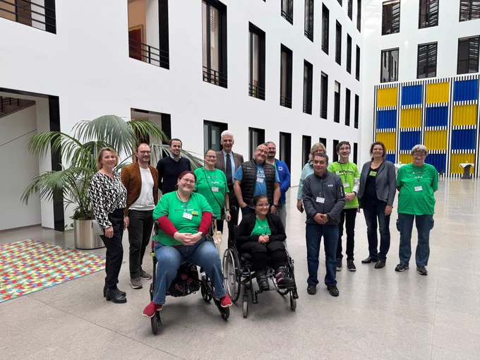 Gruppenfoto von den Teilnehmenden der Initiative Schichtwechsel im Innenhof des BMAS.