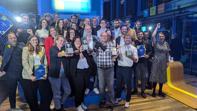 Alle Finalisten, die Jury und die Gastgeber auf der Bühne