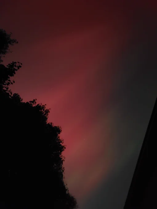 Again looking slightly east, red and fringes of green are visible, streaking along field lines.