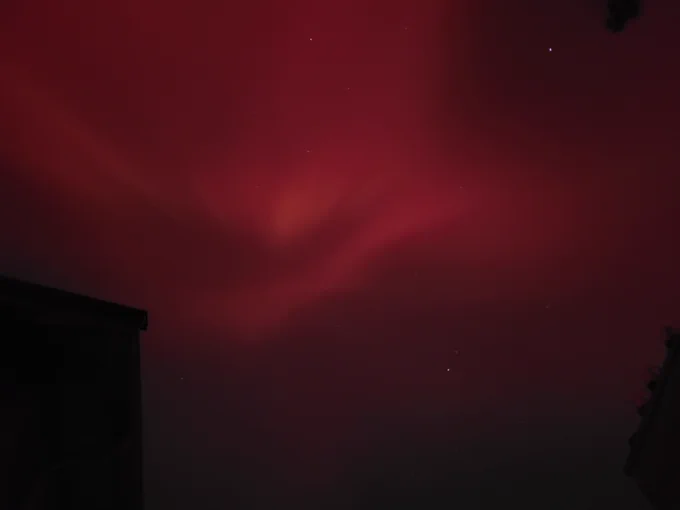 Looking south, a structure in the red (oxygen) is clearly visible in the sky along with two stars.