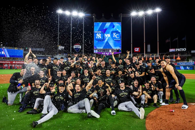 Yankees celebrate clinching a spot in the ALCS