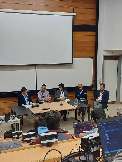 Mesa com partidos e moderador
Da esquerda para a direita: cds-pp, livre, moderador, be, il