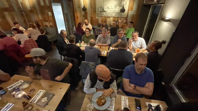 Foto vom vollen Brauhaus „Erste Fracht“ in Karlsruhe. Die WordPress-Community füllt mehrere Tische mit mehr als 25 Leuten.