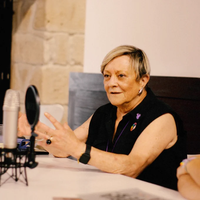 Guillermina, no evento organizado por Avante LGBT  Pontevedra no marco do Orgullo PTV , na casa das campás de Pontevedra. Ten un micro diante dela porque foi gravado en formato podcast, xa podes escoitalo na ligazón deste tweet.