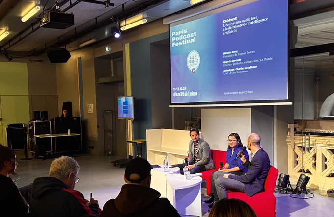 Débat : l’ecosystement audii face à la déferlante de l’intelligence artificielle, au Paris Podcast Festival avec Mélanie Hong, Quentin Leredde (au micro) / Le Monde, animation : Charles Letailleur