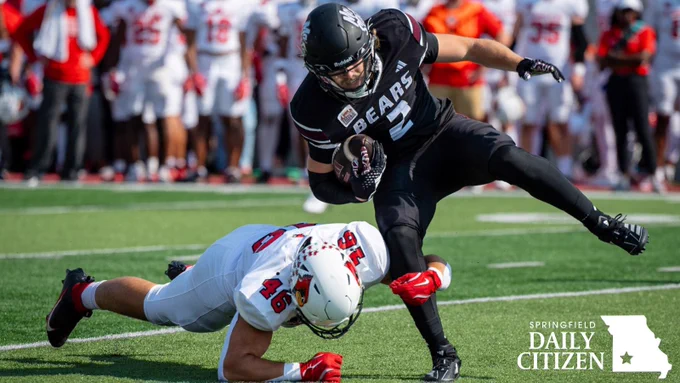 Hunter Wood tries to elude an Illinois State defender on Saturday at Hancock Stadium. (Photo by ISU athletics)