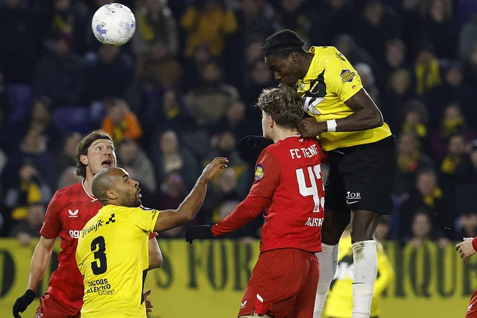 (L-R) Sam Lammers of FC Twente, Denis Odoi of NAC Breda, Ruud Nijstad of FC Twente, Moussa Soumano of NAC Breda 2-2