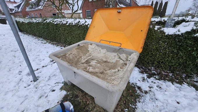 Offener Streusalzbehälter 