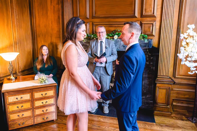 Ioana-Onuţa Lăptucă and Paulius Misiukevičius exchanged their vows in the newly licensed Oak Room at Wolverhampton City Archives.