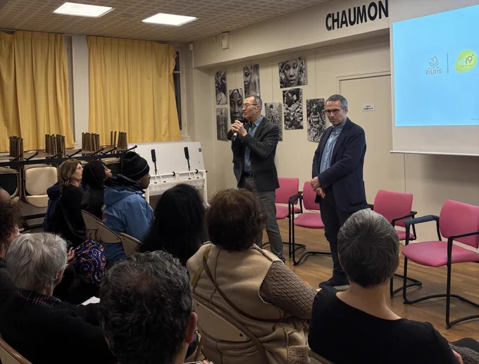 Le maire du 19e au micro et je suis à ses côtés face au public