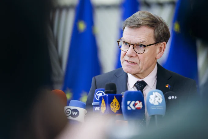 Der deutsche Außenminister spricht in Brüssel vor internationalen Medien