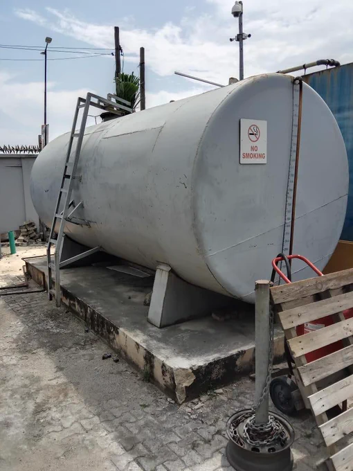 This is a cylindrical diesel tank about 25-33,000L from the looks of it.