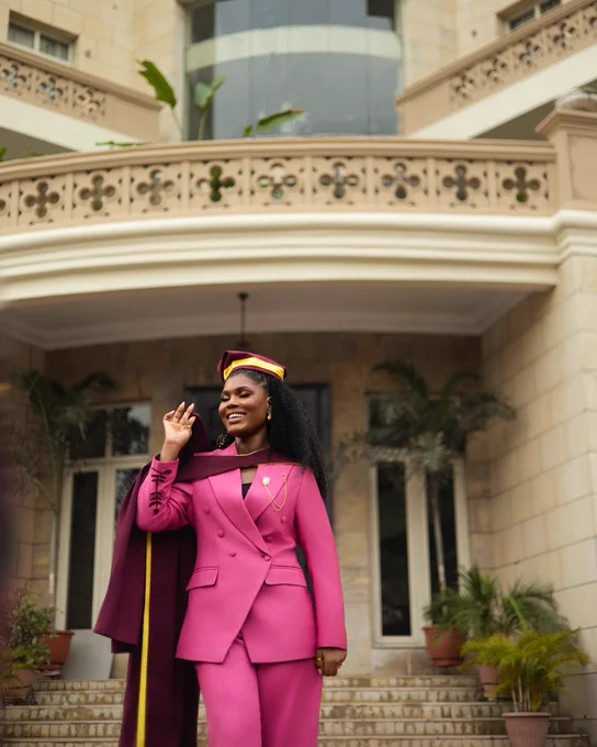 An outdoor picture for my convocation shoot?! I am already there😅