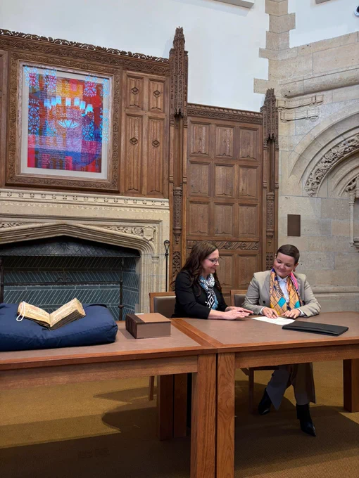 Marta Cienkowska i dyrektor Biblioteki Yale 