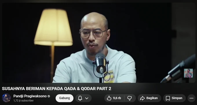 Pandji sedang bertanya kepada Ust. Felix di sebuah podcast.