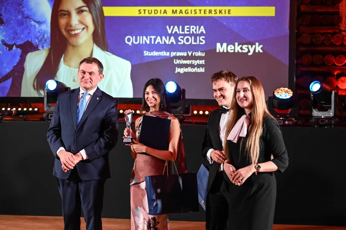 #JUnews | Valeria Quintana Solis z 🇲🇽, studentka V roku prawa w Uniwersytecie Jagiellońskim, została triumfatorką konkursu Interstudent @PerspektywyPL w kategorii studia gamisterskie. Uroczyste wręczenie nagrody odbyło się podczas gali w Kopalnia Soli „Wieliczka”.
