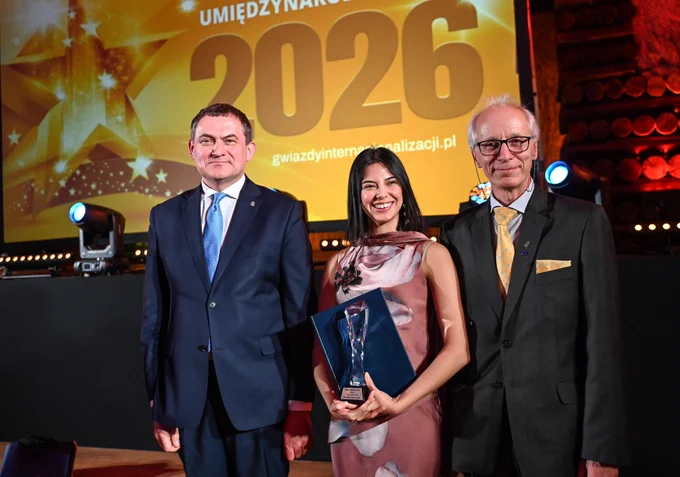 #JUnews | Valeria Quintana Solis z 🇲🇽, studentka V roku prawa w Uniwersytecie Jagiellońskim, została triumfatorką konkursu Interstudent @PerspektywyPL w kategorii studia gamisterskie. Uroczyste wręczenie nagrody odbyło się podczas gali w Kopalnia Soli „Wieliczka”.
