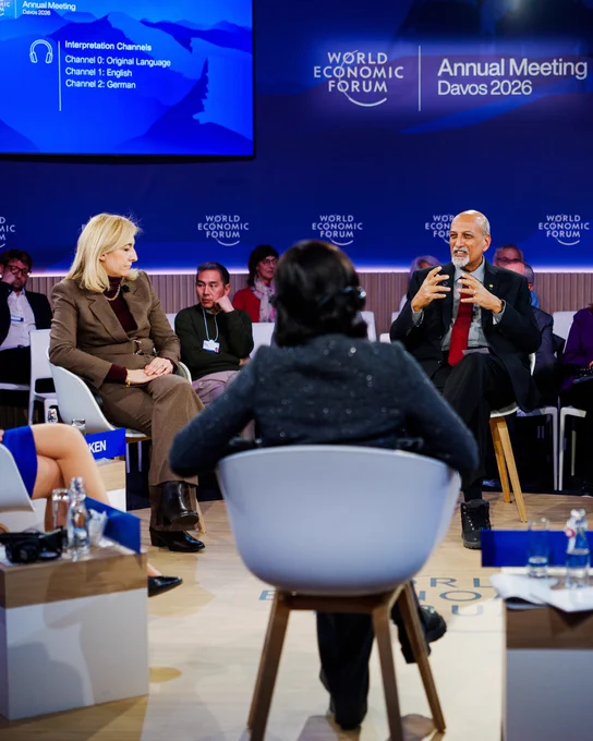 Das ganze Panel der Podiumsdiskussion ist zu sehen, auf dem die Bundesgesundheitsministerin sitzt.