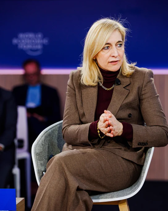 Nina Warken sitzt auf einem Stuhl in einer Podiumsdiskussion.