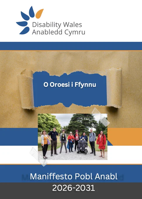 Tudalen flaen maniffesto Anabledd Cymru. Mae logo AC ar y top ac oddi tano, mae effaith papur wedi'i rhwygo yn datgelu'r testun: O Oroesi i Ffynnu. O dan hwn mae llun o grŵp o bobl anabl yn sefyll mewn parc. Ar y gwaelod, mae'r testun yn darllen: Maniffesto Pobl Anabl 2026-2031.