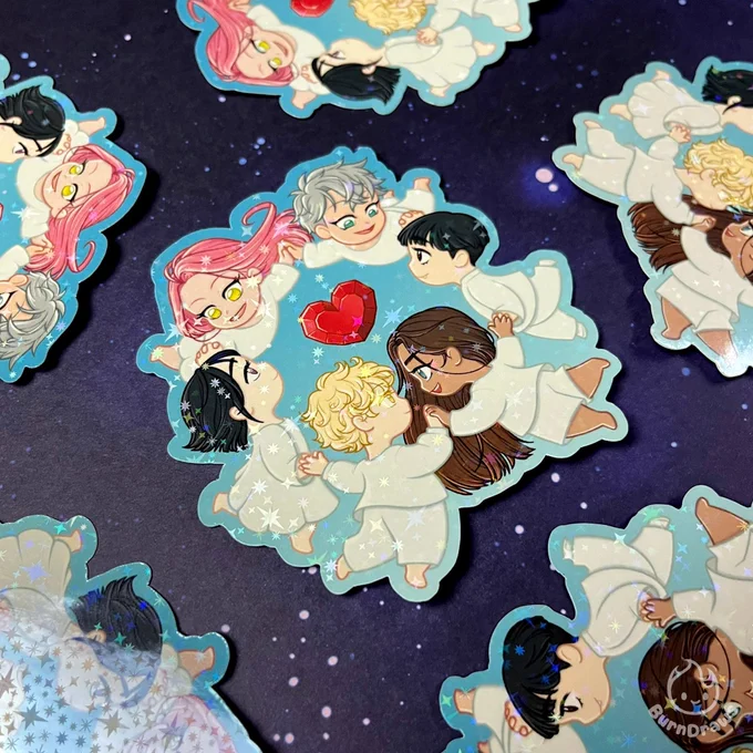 Holographic sticker of Sua, Mizi, Till, Ivan, Luka, and Hyuna from Alien Stage by Vivinos. The characters are drawn as young children during their training in Anakt Garden. It looks like they are floating or falling but they are all happy as they look at their most important person. In the middle there is a red glass heart that references the destruction of the stage in Karma