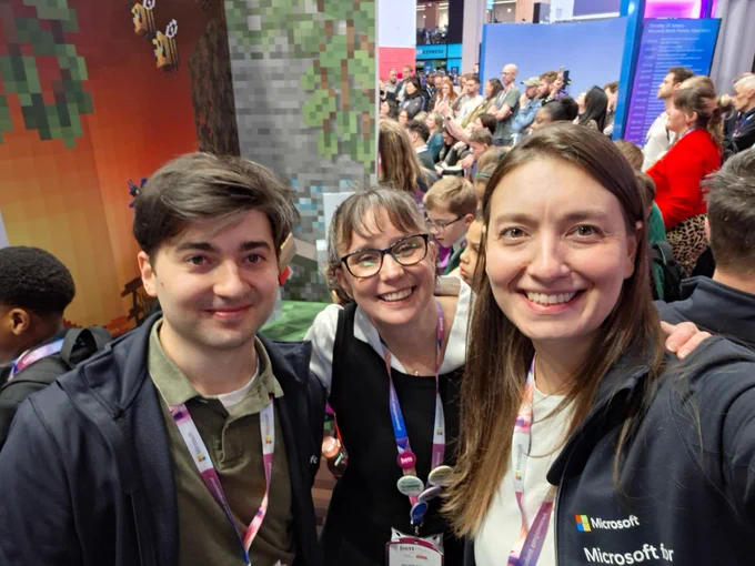 Three Bett attendees taking a selfie