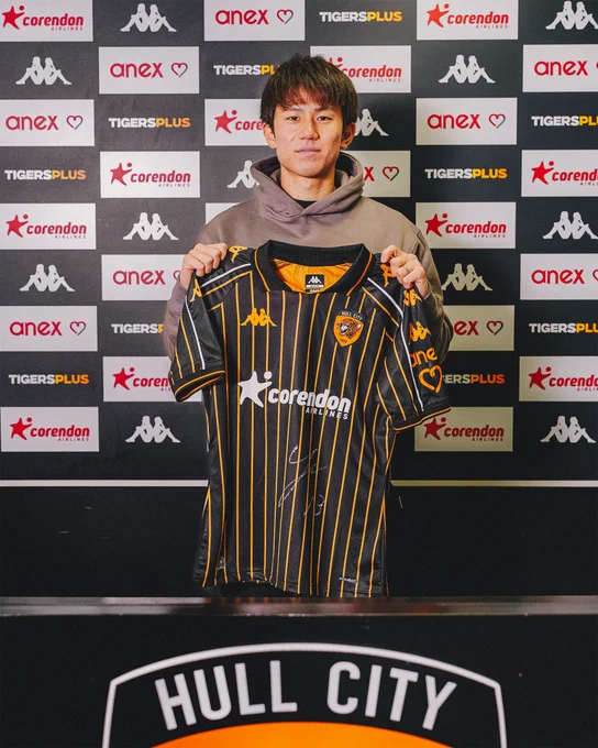 Yū Hirakawa holding a signed Hull City away shirt