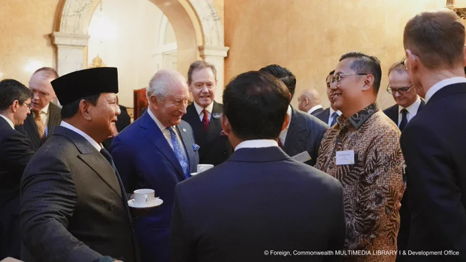 CEO WWF-Indonesia, Aditya Bayunanda, Presiden Republik Indonesia, Prabowo Subianto, dan King Charles III mengenakan setelan formal berbincang dalam di Lancester House. Presiden Republik Indonesia dan Raja Inggris memegang cangkir kopi, sementara percakapan berlangsung hangat di antara perwakilan pemerintah, pemimpin organisasi lingkungan, dan tokoh internasional dalam sebuah pertemuan resmi.