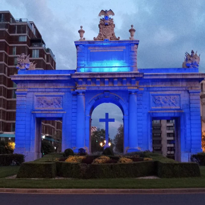 Imatge de la Porta de la Mar il·luminada de blau.